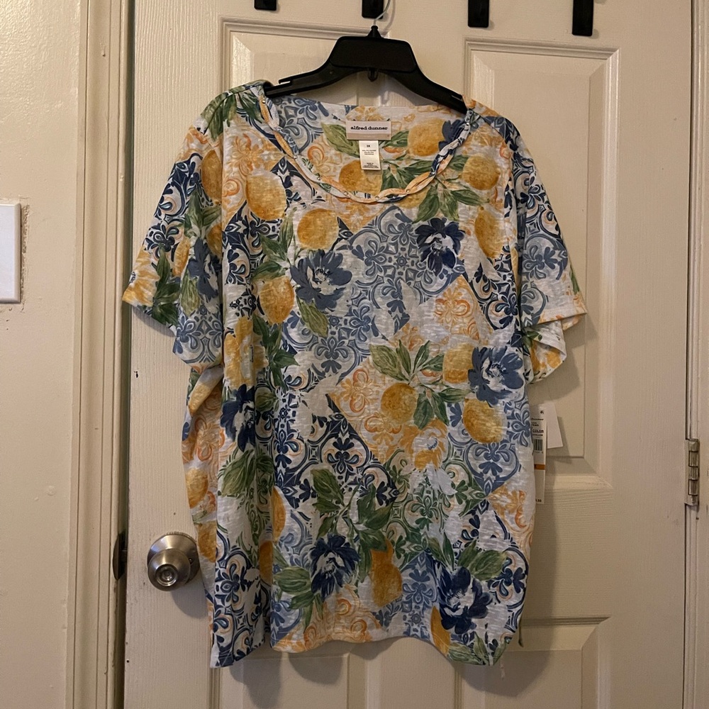 Alfred Dunner Women's Lemon Tile Knotted Crew Neck Top.